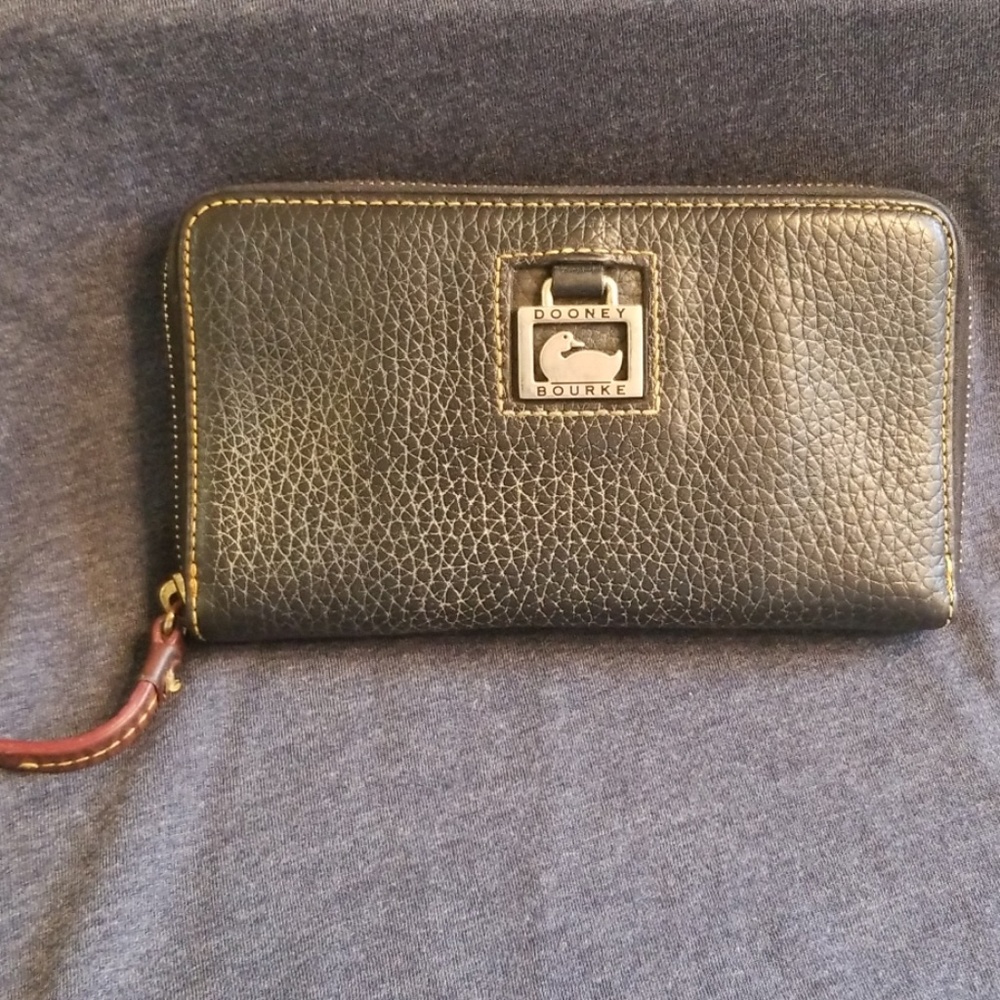 Dooney & Bourke Ladies Wallet/ Clutch